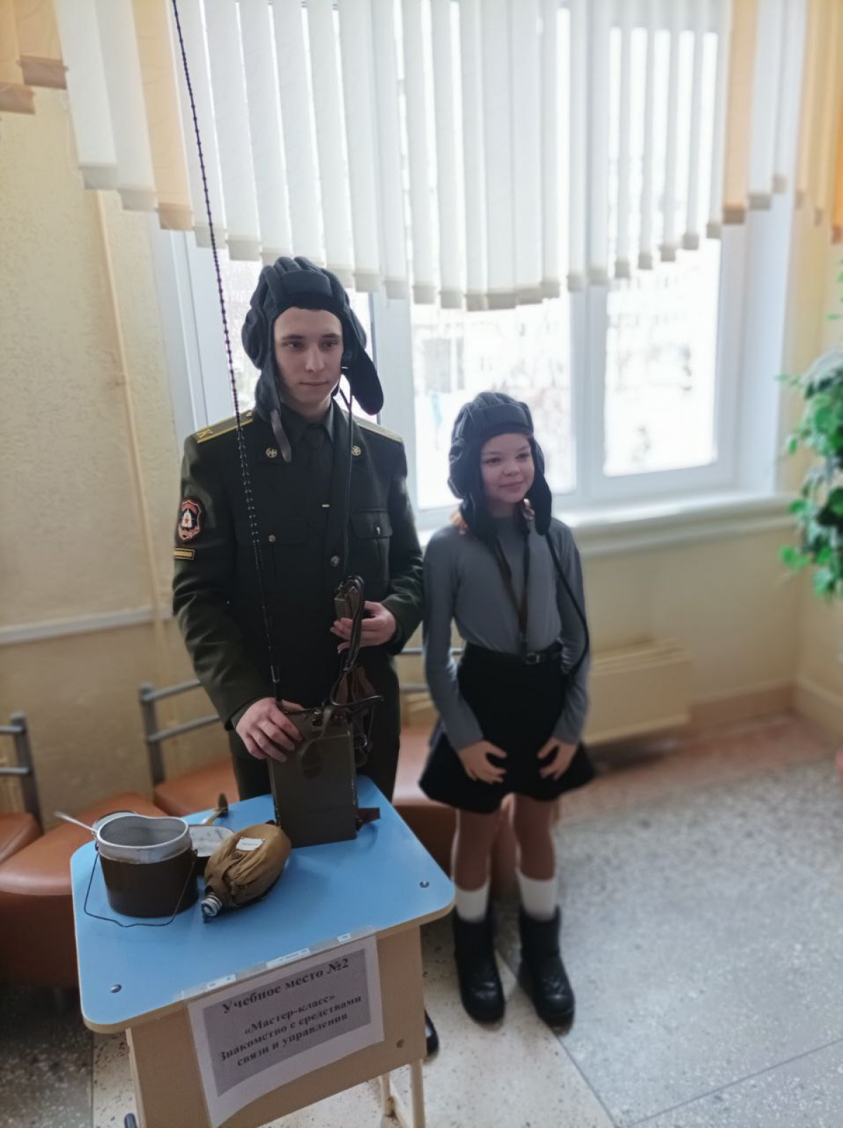 Курсант К. В. Миньков проводит мастер-класс по использованию радиостанции Р-159М